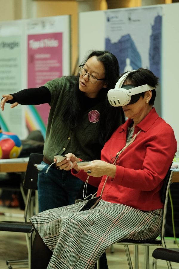 Zeigen, was alles zum Hindernis werden kann: Angeleitet von Hiloko Kato vom MEET Lab taucht Prorektorin Gabriele Siegert in die virtuelle Realität ein.